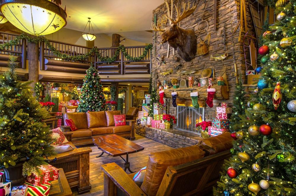 فندق ذا جراند آت جراند كانيون توسايان المظهر الخارجي الصورة The lobby of the Grand Lodge at C Lazy U Ranch