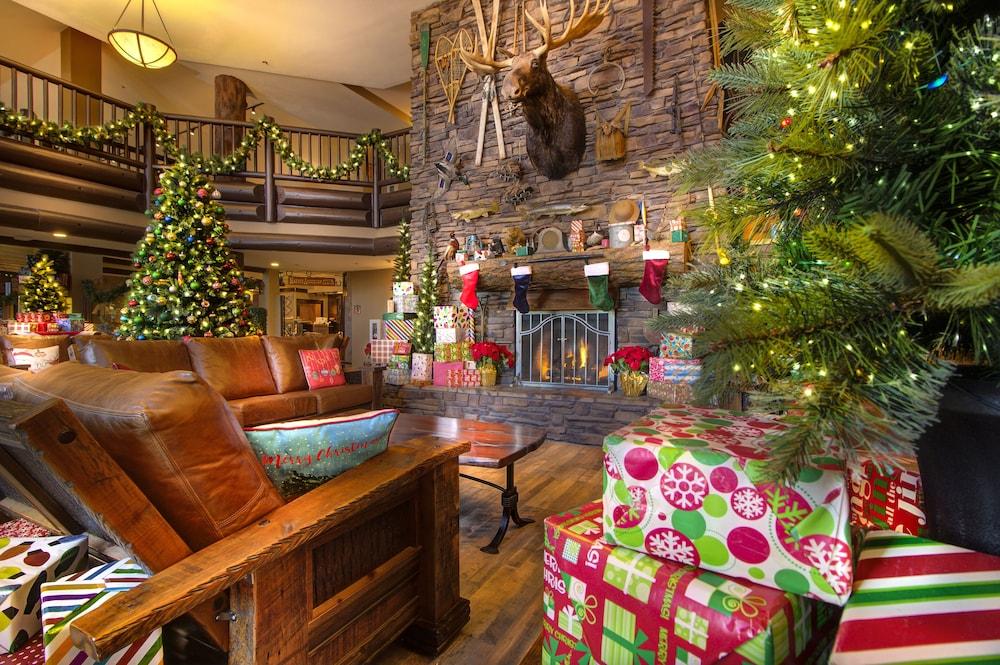 فندق ذا جراند آت جراند كانيون توسايان المظهر الخارجي الصورة The lobby of the Inn at Christmastime