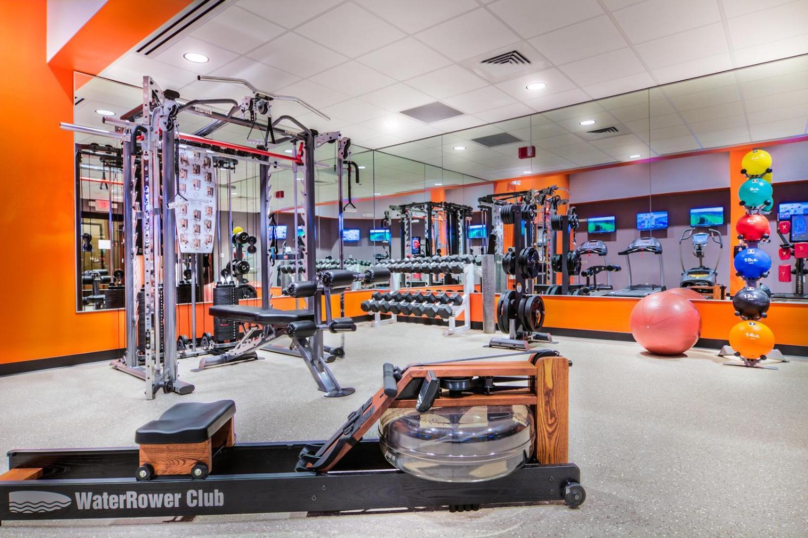 فندق ذا جراند آت جراند كانيون توسايان المظهر الخارجي الصورة The photo shows a modern gym environment. In the foreground, there is a water rower machine, which uses water resistance for rowing exercises. Surrounding it are various strength training equipment, including a multi-functional weight machine and sev
